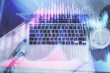 Bilgisayarla birlikte çok sayıda finansal şema çizimi. Araştırma kavramı. Üst görünüm.