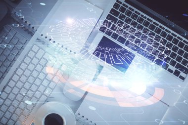 Bilgisayarla üst görünüm çalışma masası arka planında veri temasının çoklu pozlanması hologramı çiziyor. Teknoloji kavramı.