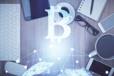 Telefonlu masanın üzerinde iki kat daha fazla engelleme temalı hologram görüntüsü var. Üst Manzara. Kripto teknolojisi kavramı.