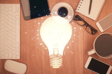 Ampulü telefonla masanın üzerine çizerken çift pozlama. Üst Manzara. Fikir kavramı.