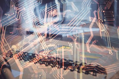 Teknoloji çizimleri ve açık defter geçmişi olan bir masa. Teknoloji kavramı