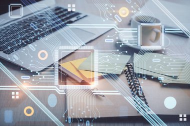 Teknoloji temalı çizimlere ve masa arkasında kahve ve eşyalar olan masaüstüne çoklu pozlama. Veri araştırması kavramı.