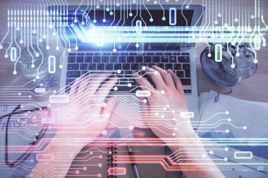 Bilgisayar klavyesinin ve veri temalı hologram çiziminin üzerine yazarken iki kez görüntülenmiş. Üst Manzara. Teknoloji konsepti.