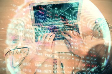 İnsan elinin bilgisayar klavyesi ve iş temalı hologram çiziminin üzerine iki kez yazı yazması. Üst Manzara. Finans piyasası kavramı.