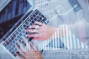 Bilgisayar ve ön x çizim hologramı üzerinde çalışan kadın elleri çift pozlama. Üst Manzara. Mali analiz kavramı.