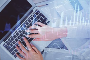 Bilgisayar ve ön x çizim hologramı üzerinde çalışan kadın elleri çift pozlama. Üst Manzara. Mali analiz kavramı.