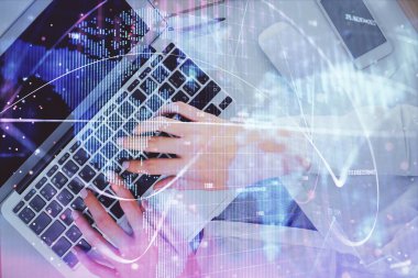 Bilgisayar ve finansal temalı hologram çizimleri üzerinde çalışan kadın elleri çift pozlama. Üst Manzara. İş konsepti.