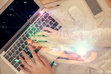 Bilgisayar ve veri temalı hologram çizimlerinde çalışan kadın elleri çift pozlama. Üst Manzara. Teknoloji konsepti.