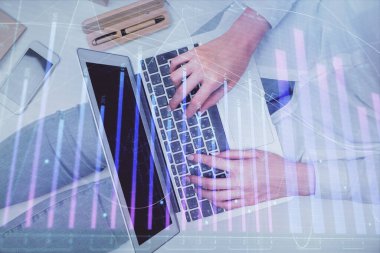 Bilgisayar ve ön grafik hologram çizimi üzerinde çalışan kadın elleri çift pozlama. Üst Manzara. Mali analiz kavramı.