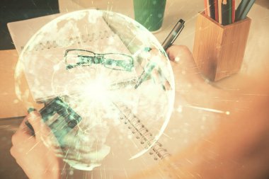 İnternetten alışveriş yapan bir kadının elinde kredi kartı ve finansal tema çizimi var. İş E-ticaret kavramı.