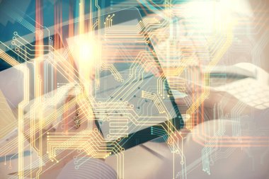 Dijital bir cihaz ve harita kullanarak insanın elini tutarken birden fazla pozlama. Uluslararası iş kavramı.