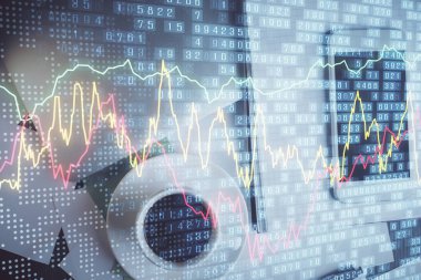 Forx grafik hologramının telefonlu masaüstü üzerinde çoklu pozlandırılması. Üst Manzara. Mobil ticaret platformu kavramı.