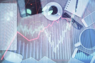 Masaüstü üzerinde telefonlu iki kat mali şema hologramı. Üst Manzara. Mobil ticaret platformu kavramı.