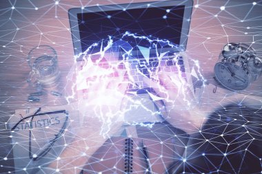Bilgisayar klavyesinde ve beyin hologramı çizimlerinde insan elinin çifte pozu. Üst Manzara. Ai ve veri teknolojisi kavramı.