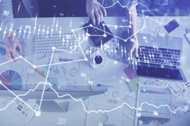 Birlikte çalışan kadın ve erkeğin birden fazla pozu ve finansal grafik hologramı. İş konsepti. Bilgisayar arkaplanı.