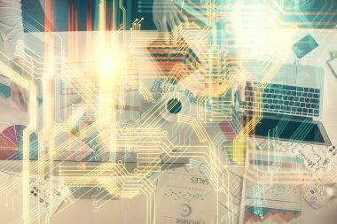 Kadın ve erkeğin birlikte çalıştığı çifte pozlama ve teknoloji temalı dünya haritası hologram çizimi. Uluslararası iş teknolojisi konsepti. Bilgisayar arkaplanı.