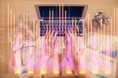 Bilgisayar ve ön grafik hologram çizimi üzerinde çalışan kadın elleri çift pozlama. Üst Manzara. Mali analiz kavramı.