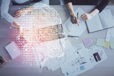 Bilgisayar ve insan beyin hologramı çizimleri üzerinde çalışan bir kadının çifte pozu. Üst Manzara. Ai kavramı.