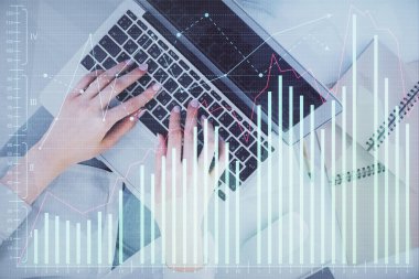 Bilgisayar ve ön grafik hologram çizimi üzerinde çalışan kadın elleri çift pozlama. Üst Manzara. Mali analiz kavramı.