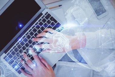 Bilgisayar ve teknoloji temalı hologram çizimlerinde çalışan kadın elleri çift pozlama. Üst Manzara. Teknoloji konsepti.