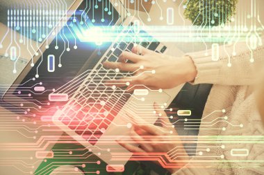 Bilgisayar ve veri temalı hologram çizimlerinde çalışan kadın elleri çift pozlama. Üst Manzara. Teknoloji konsepti.