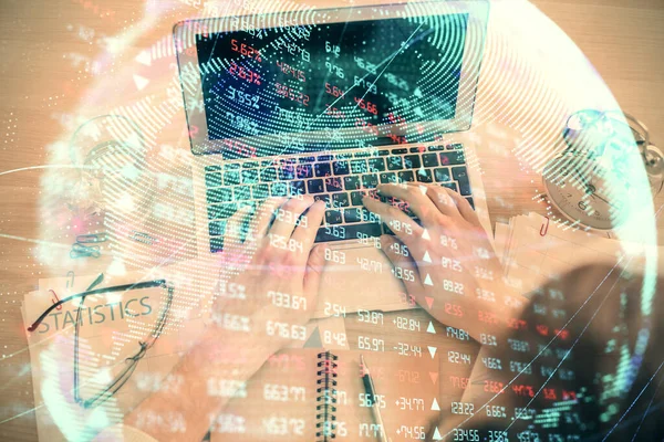 İnsan elinin bilgisayar klavyesi ve iş temalı hologram çiziminin üzerine iki kez yazı yazması. Üst Manzara. Finans piyasası kavramı.