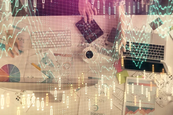 Meervoudige Blootstelling Van Man Vrouw Die Samenwerken Financieel Grafiek Hologram — Stockfoto
