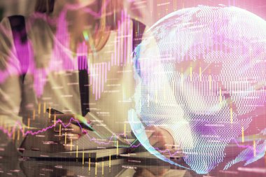 İşkadını ellerinin bilgisayar ve finansal grafik hologramı çizimlerinde çifte pozlama. Borsa analizi kavramı.