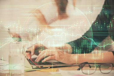 Bilgisayarda ve finansal grafik hologramında yazı yazan kadın ellerine çoklu maruz kalma. Borsa analizi kavramı.