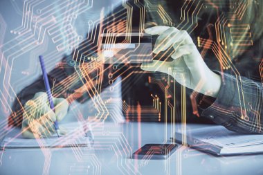 İnternetten alışveriş yapan bir kadının elinde kredi kartı ve teknoloji temalı bir çizim tutarken birden fazla pozu. Teknoloji konsepti.