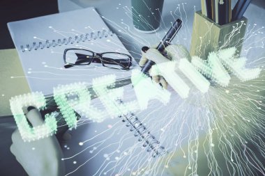 İnternetten alışveriş yapan bir kadının kredi kartı ve yaratıcı bir çizimle iki kez görüntülenmesi. e-ticaret konsepti.
