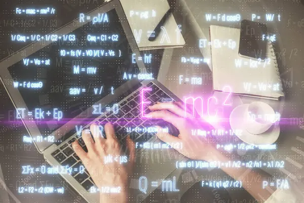 妇女双手在计算机和公式全息图上打字的双重曝光 教育概念 — 图库照片