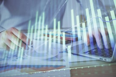 Arka planda ofiste bilgisayarda çalışan işadamı ile Forex grafiği. Sert çalışma kavramı. Çift Pozlama.