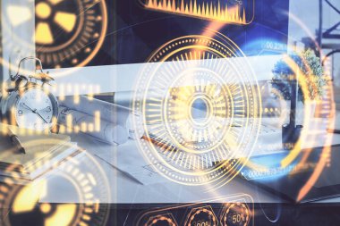 Bilgisayar, teknoloji temalı hologramla birlikte ofiste. Çifte maruziyet. Teknoloji kavramı.