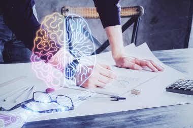 Beyni çift taraflı çalışan bir adamın elleri. İnsan öğrenme kavramı.