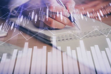 Bir kadın eller Not defteri hisse senedi piyasası hakkında bilgi yazma. Ön Forex grafik hologramlar. Araştırma kavramı. Çoklu pozlama