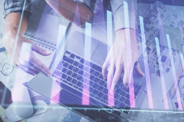 Kadın ve erkeğin birlikte çalışırken çifte pozlama ve hologram çizimi ön plana çıkarma. Finansal analiz konsepti. Bilgisayar arkaplanı. Üst Görünüm.