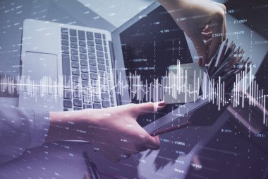 İşkadını ellerinin bilgisayar ve finansal grafik hologramı çizimlerinde çifte pozlama. Borsa analizi kavramı.