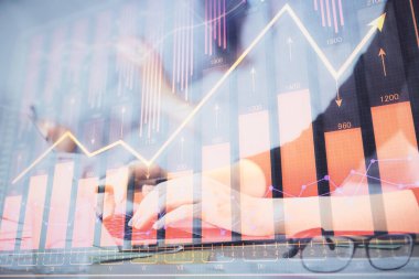 Bilgisayarda ve finansal grafik hologramında yazı yazan kadın ellerine çoklu maruz kalma. Borsa analizi kavramı.