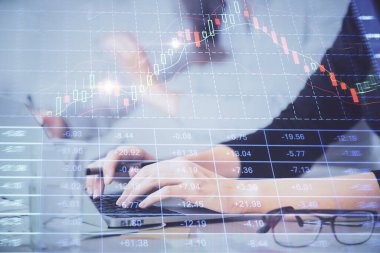 Bilgisayarda ve finansal grafik hologramında yazı yazan kadın ellerine çoklu maruz kalma. Borsa analizi kavramı.