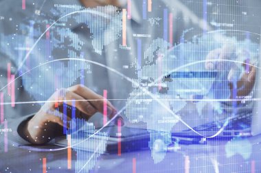 Elinde kredi kartı ve internet temalı bir çizim olan bir adamın ellerine iki kez maruz kalmış. Dijital fintech ve E-ticaret kavramı.