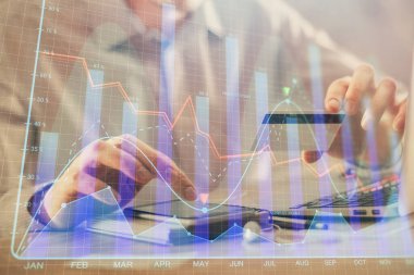 Ellerinde kredi kartı ve forex çizimi olan bir adamın çift pozu. İnternet E-ticaret kavramında hisse senedi ve dijital fintech.
