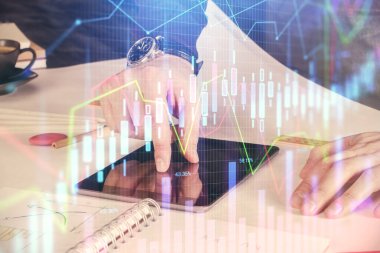 Bir adamın elini tutarken ve dijital bir cihaz ve ön grafik çizimi kullanırken çift pozlama. Finansal piyasa kavramı.