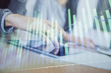 Önx grafik çizimine çifte maruz kalma ve kadın ve erkeğin birlikte çalışarak mobil bir cihaz kullanması. Ticaret konsepti.