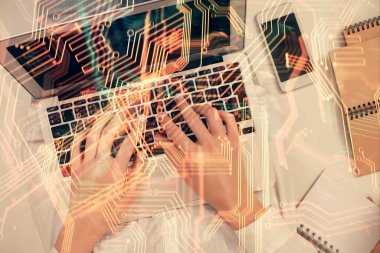 Bilgisayar ve teknoloji temalı hologram çizimlerinde çalışan kadın elleri çift pozlama. Üst Manzara. Teknoloji konsepti.