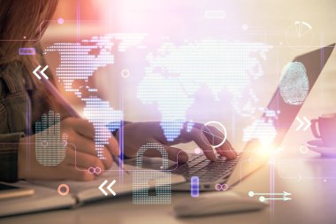 Bilgisayar ve dünya haritası çizimleri üzerinde çalışan kadın elleri çift pozlama. Uluslararası teknoloji sektörü konsepti.