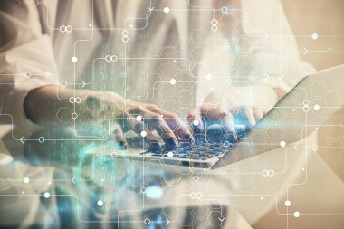 Bilgisayar ve veri temalı hologram çizimlerinde çalışan kadın elleri çift pozlama. Teknoloji kavramı.