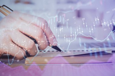 Bir adamın ön x grafiğiyle borsa notları alırken iki kez görüntülenmesi. Araştırma ve ticaret kavramı.