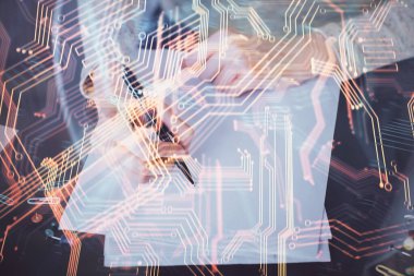 Teknoloji temalı hologramlar, arka plan notları alan kadınların elleri üzerinde. Teknoloji kavramı. Çift pozlama
