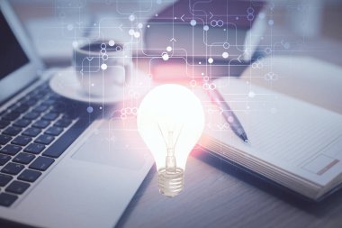 Masaüstü ve ampul çizimi, kahve ve masa arkasında eşyalar. Fikir kavramı.